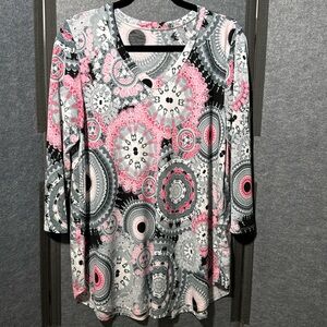 Size L - Fits size 12-14
Tunic 3/4-sleeve. Stretchy HoneyMe